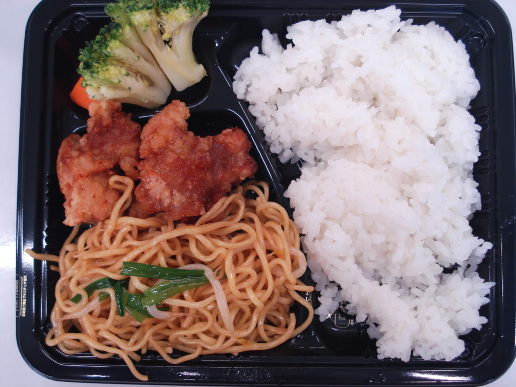 オイスタ焼きそばと唐揚げ弁当