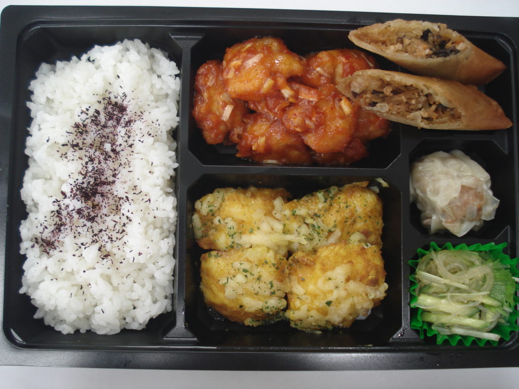 ふくふく 鶏エビチリと白身魚のカレーチーズ焼き弁当 1000円弁当