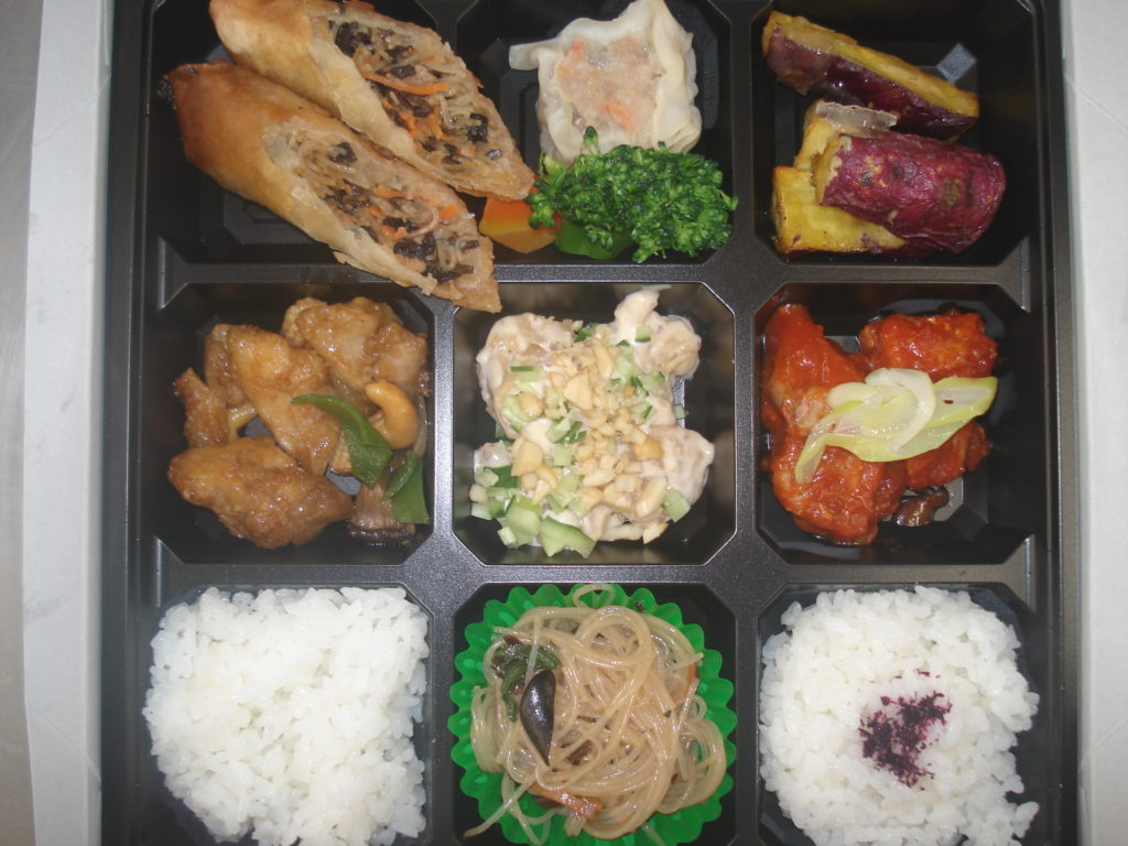おもてなし ヤンニョムチキン、エビマヨ、鶏肉とクルミの甘みそ炒め弁当 1650円です