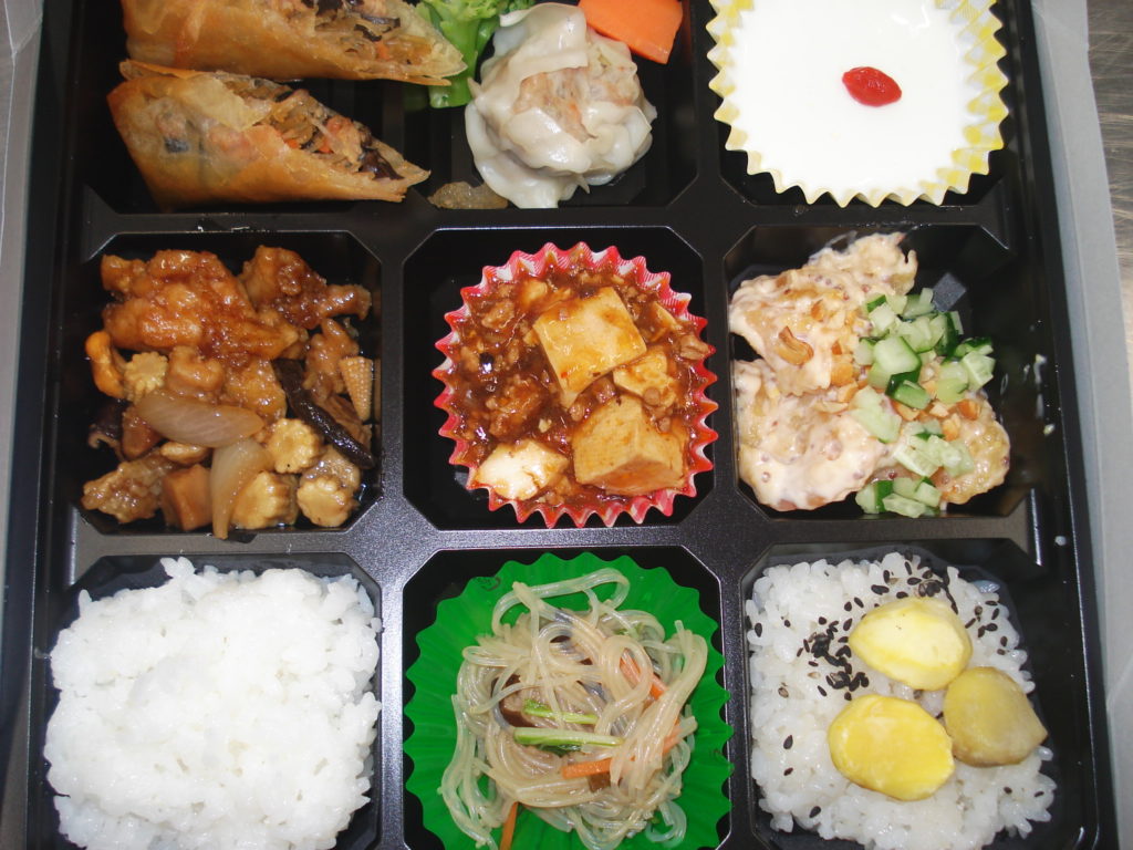 おもてなし 鶏肉とカシューナッツの炒め物、麻婆豆腐、エビマヨ、杏仁豆腐、栗ご飯弁当 1800円弁当