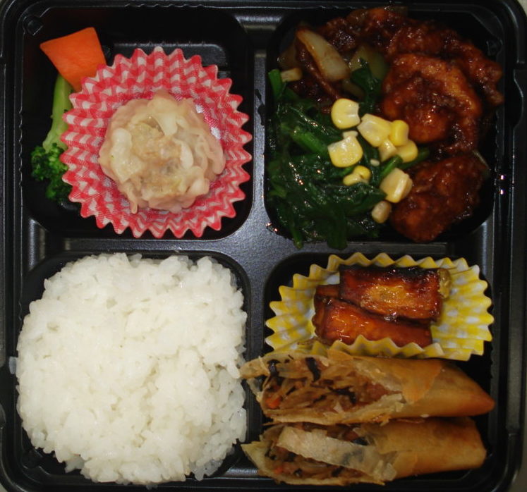 詰合弁当　　　鶏肉、ほうれん草とコーンの甘みそ炒め　　700円