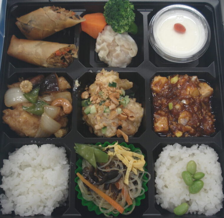おもてなし弁当（鶏肉とカシューナッツの炒めなど）1400円
